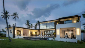 Casa black and white frente al mar